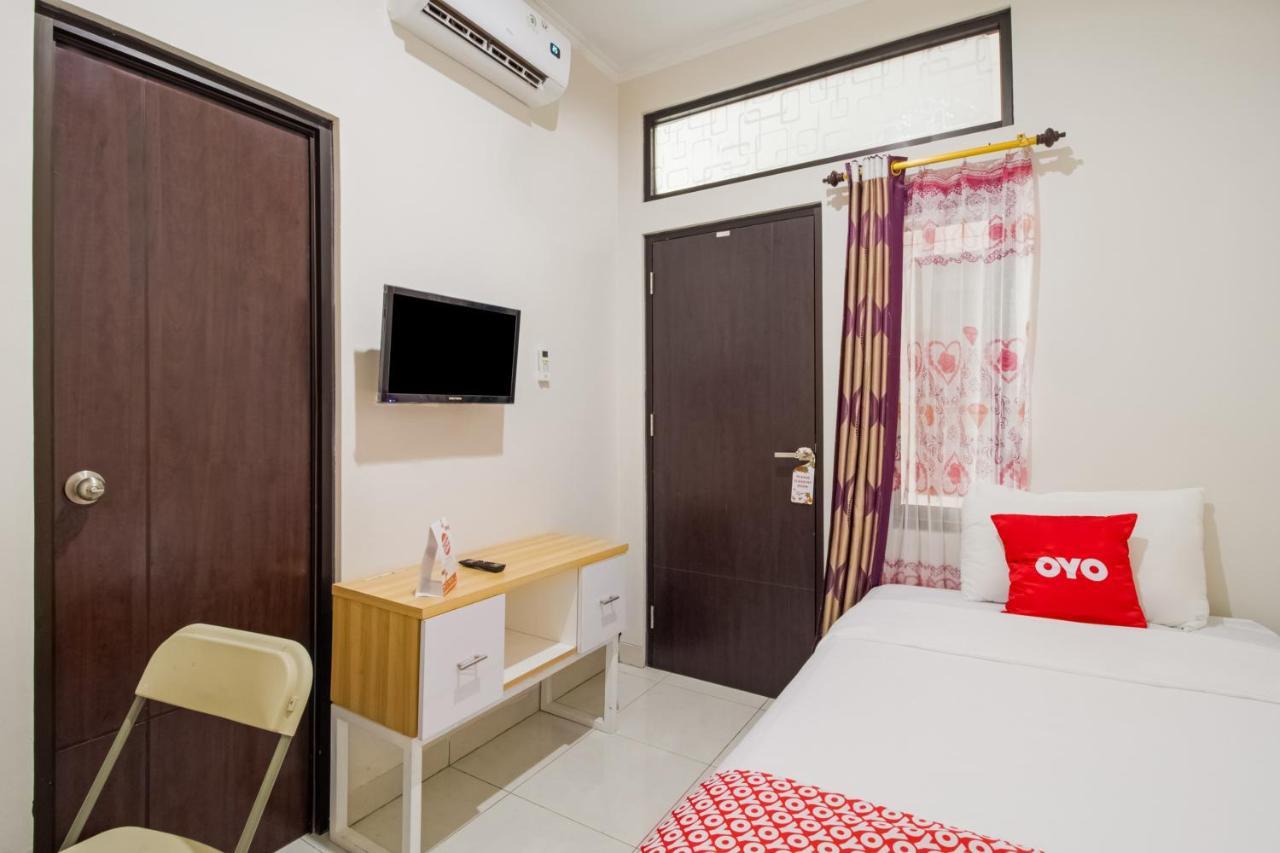Oyo 3256 Rukost I8 Hotel Karawang Eksteriør billede