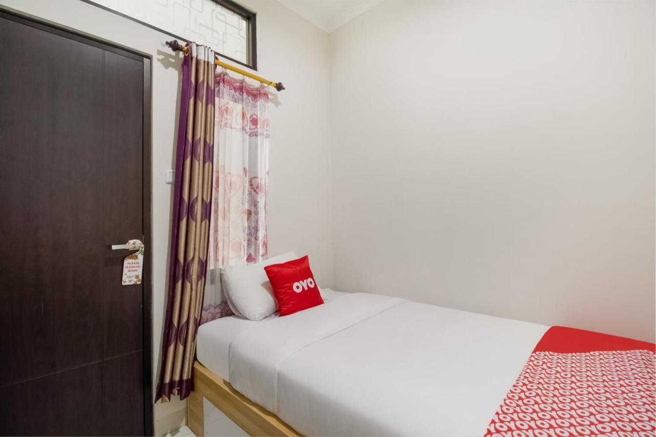 Oyo 3256 Rukost I8 Hotel Karawang Eksteriør billede